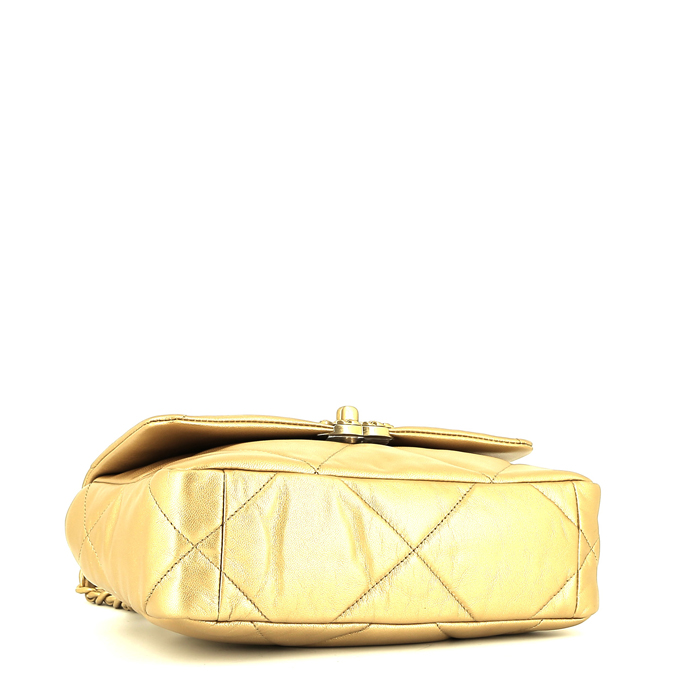 Bolso bandolera Chanel  19 en cuero acolchado dorado - Detail D5
