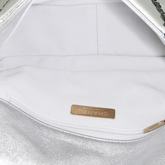 Sac bandoulière Chanel  19 en cuir matelassé argenté - Detail D3