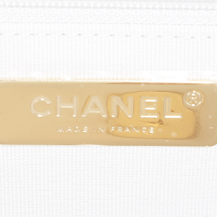 Sac bandoulière Chanel  19 en cuir matelassé argenté - Detail D4