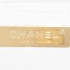 Bolso bandolera Chanel  19 en cuero acolchado plateado - Detail D4 thumbnail