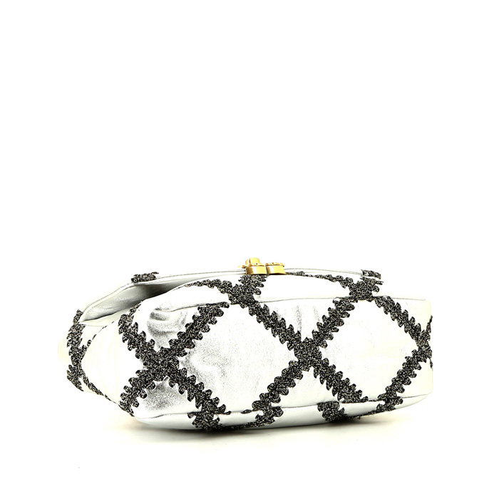 Chanel  19 shoulder bag  in silver quilted leather - Detail D5