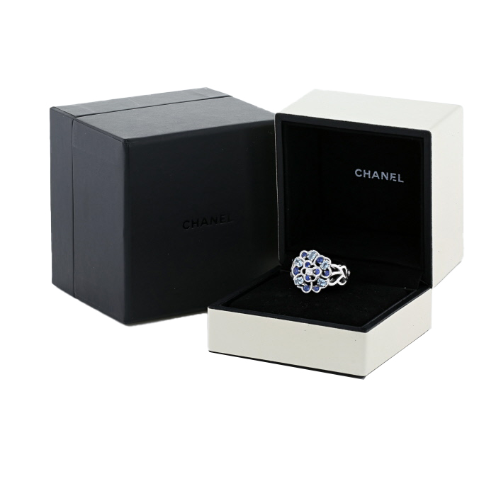 Bague Chanel Camelia en or blanc, diamants, saphirs et aigues-marines - Detail D2