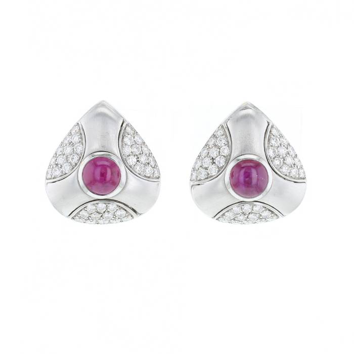 Orecchini Pendenti In Oro Bianco 9kt Con Rubino Ovale E Diamanti – Chiusura A Farfalla – Gioiello Elegante Ivy Gems