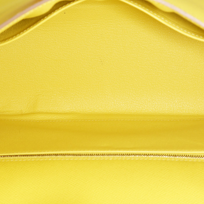 Bolso de mano Hermès  Kelly 28 cm en cuero epsom amarillo Lime - Detail D3