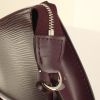 Bolsito de mano Louis Vuitton  Pochette accessoires en cuero Epi violeta - Detail D4 thumbnail