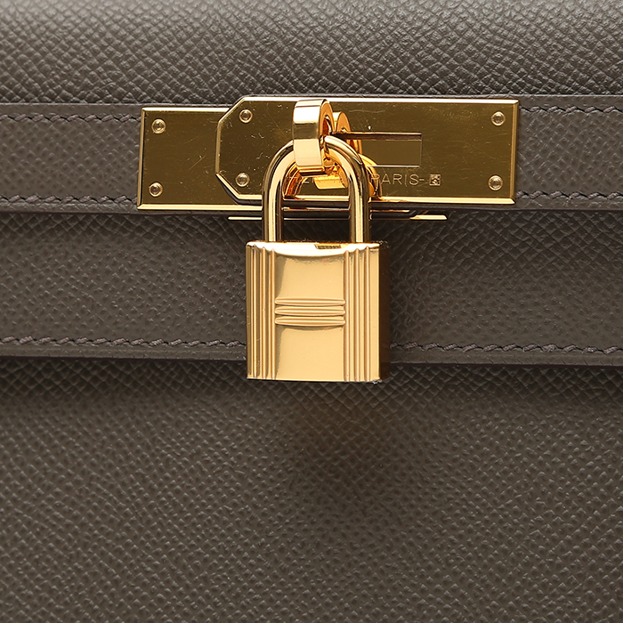 Sac à main Hermès  Kelly 28 cm en cuir epsom gris étain - Detail D1