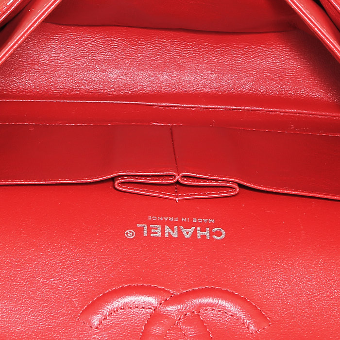 Bolso de mano Chanel  Timeless en charol acolchado rojo - Detail D3