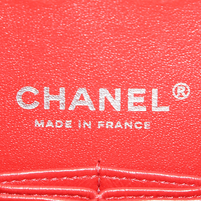Chanel  Timeless handbag  in red patent quilted leather - Detail D4