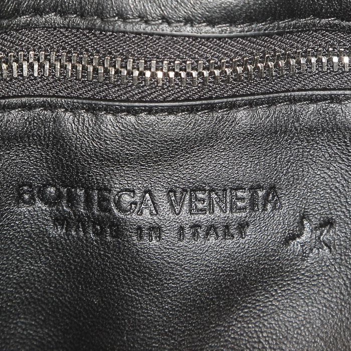 Sac bandoulière Bottega Veneta  Cassette en cuir tressé noir - Detail D4