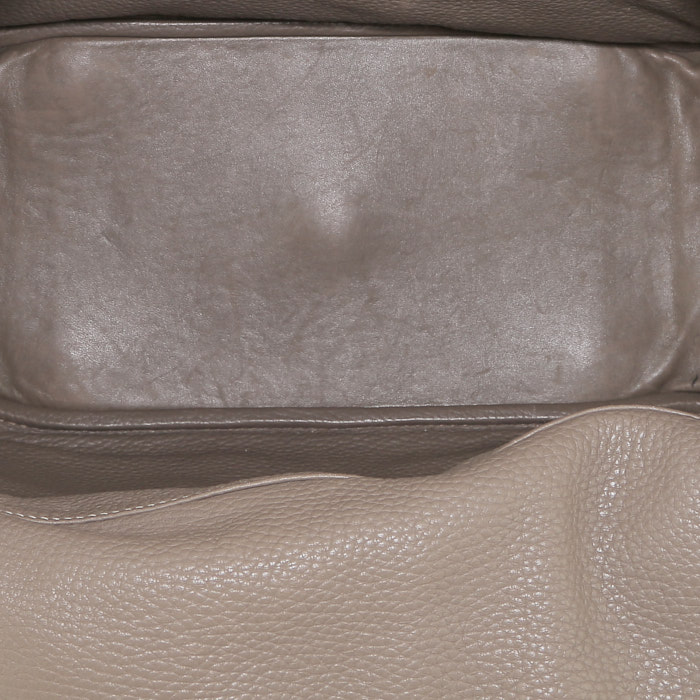 Hermès  Lindy 34 cm shoulder bag  in etoupe leather - Detail D2