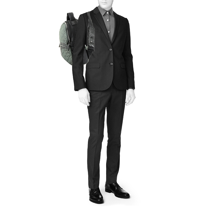 Mochila Chanel  Coco Cocoon en lona acolchada verde y lona negra - Detail D1