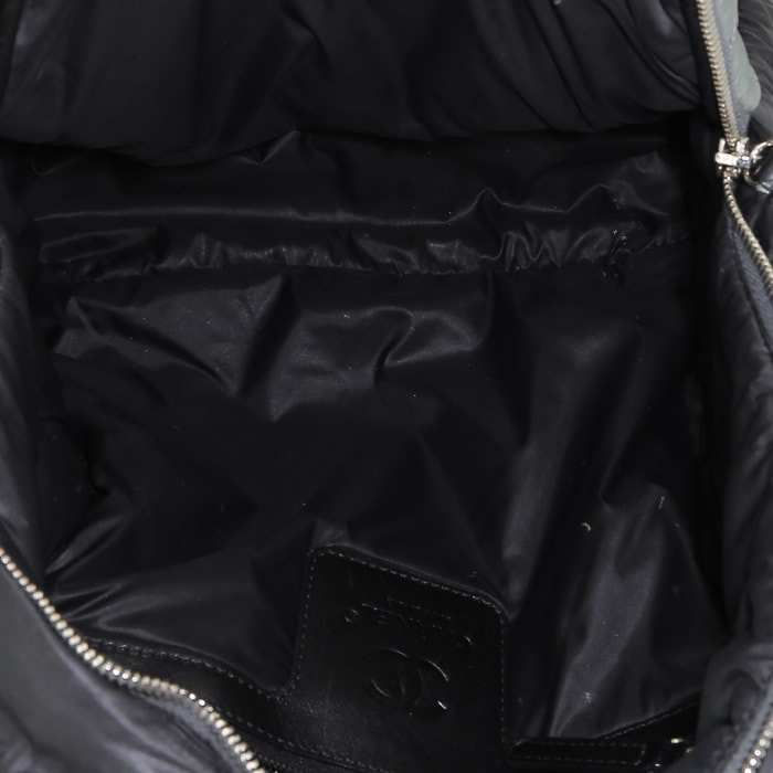 Sac à dos Chanel  Coco Cocoon en toile matelassée verte et toile noire - Detail D2