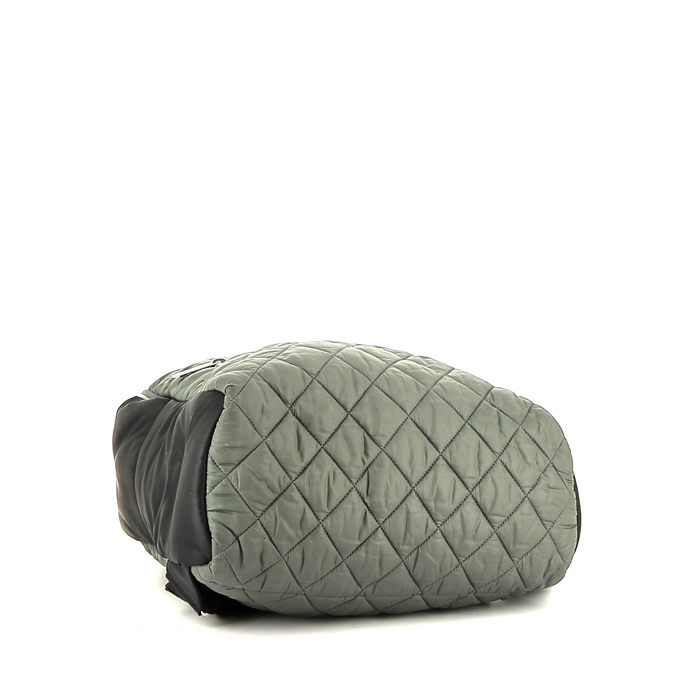Sac à dos Chanel  Coco Cocoon en toile matelassée verte et toile noire - Detail D4