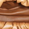 Sac à main Bottega Veneta  Shoulder Pouch en cuir marron - Detail D2 thumbnail