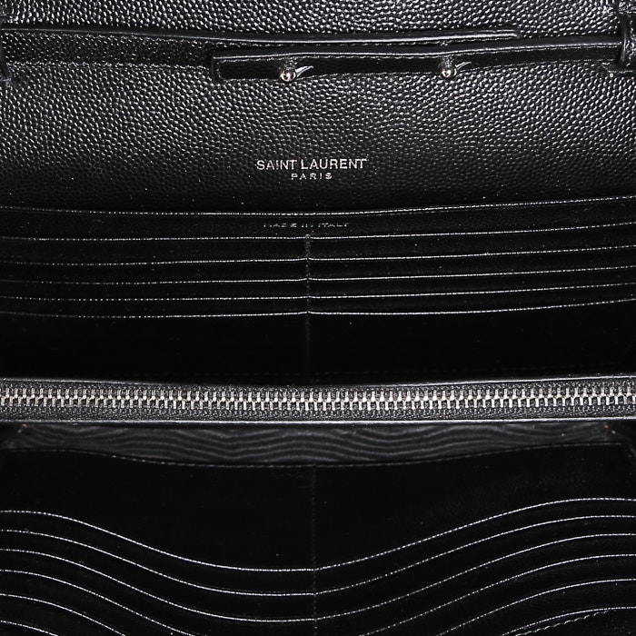 Sac bandoulière Saint Laurent Wallet on Chain en cuir grainé noir - Detail D2