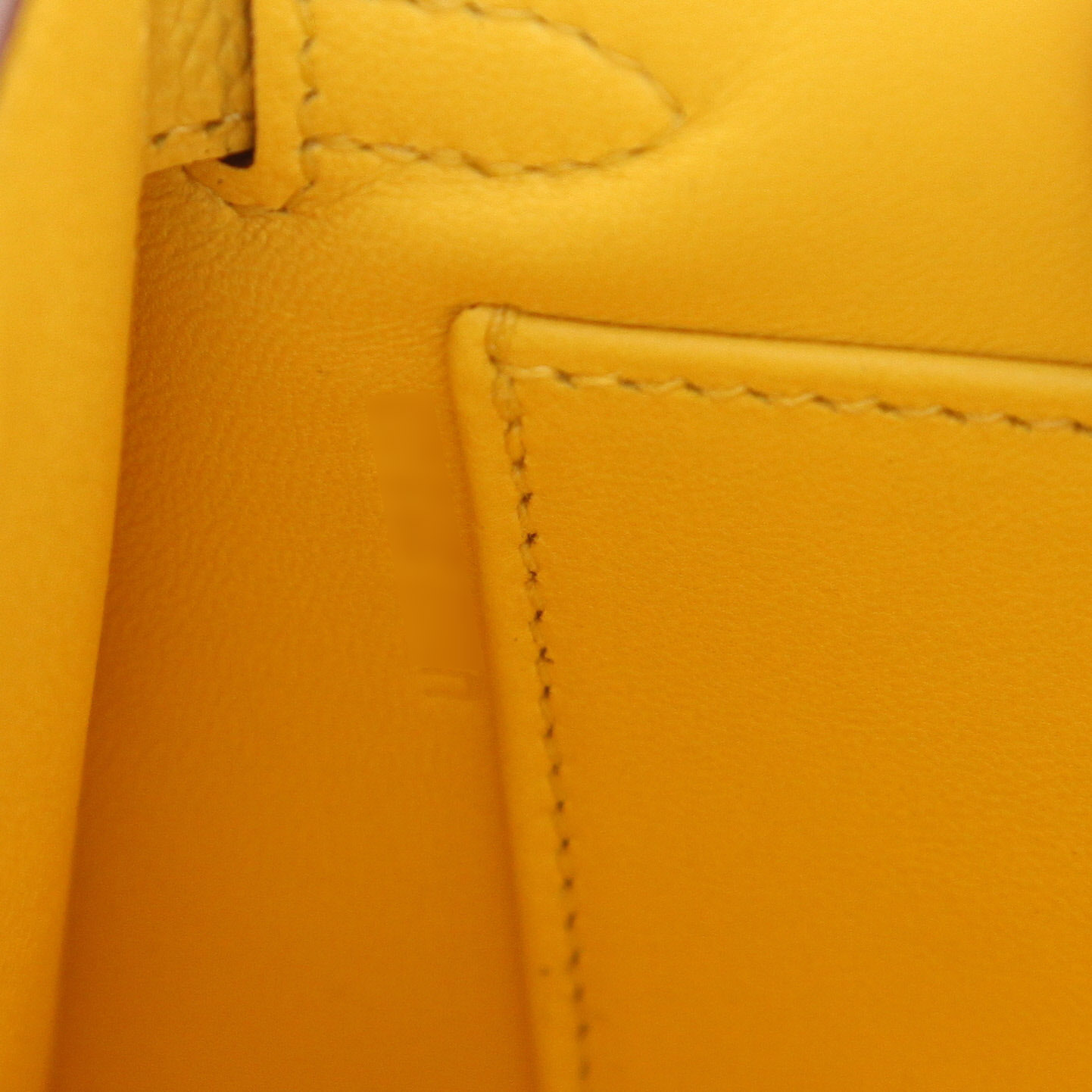Bolso de mano Hermès  Kelly 20 cm en cuero epsom amarillo - Detail D4