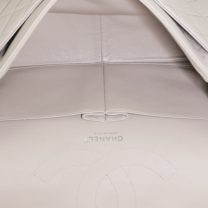 Chanel  Chanel 2.55 handbag  in tourterelle grey quilted leather - Detail D3