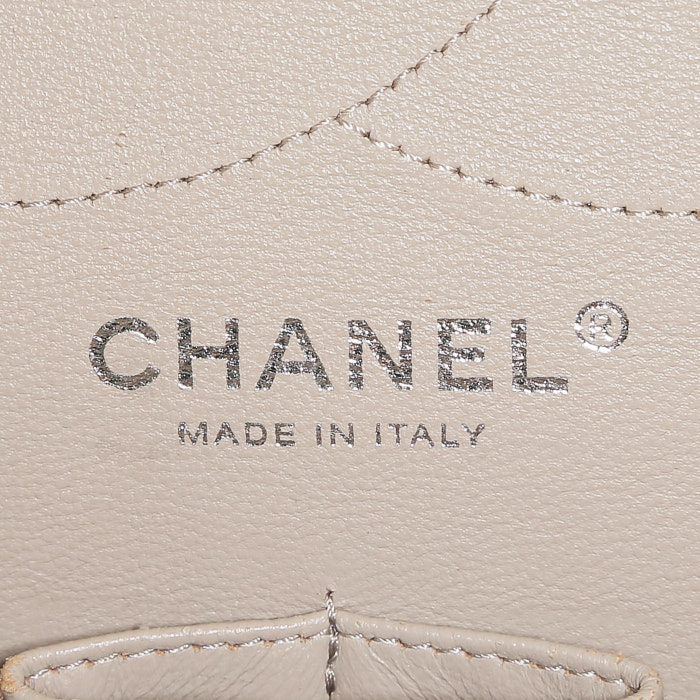 Bolso de mano Chanel  Chanel 2.55 en cuero acolchado gris tórtola - Detail D4