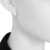Paire de boucles d'oreilles souple Chanel Ultra en or blanc, diamants et céramique - Detail D1 thumbnail