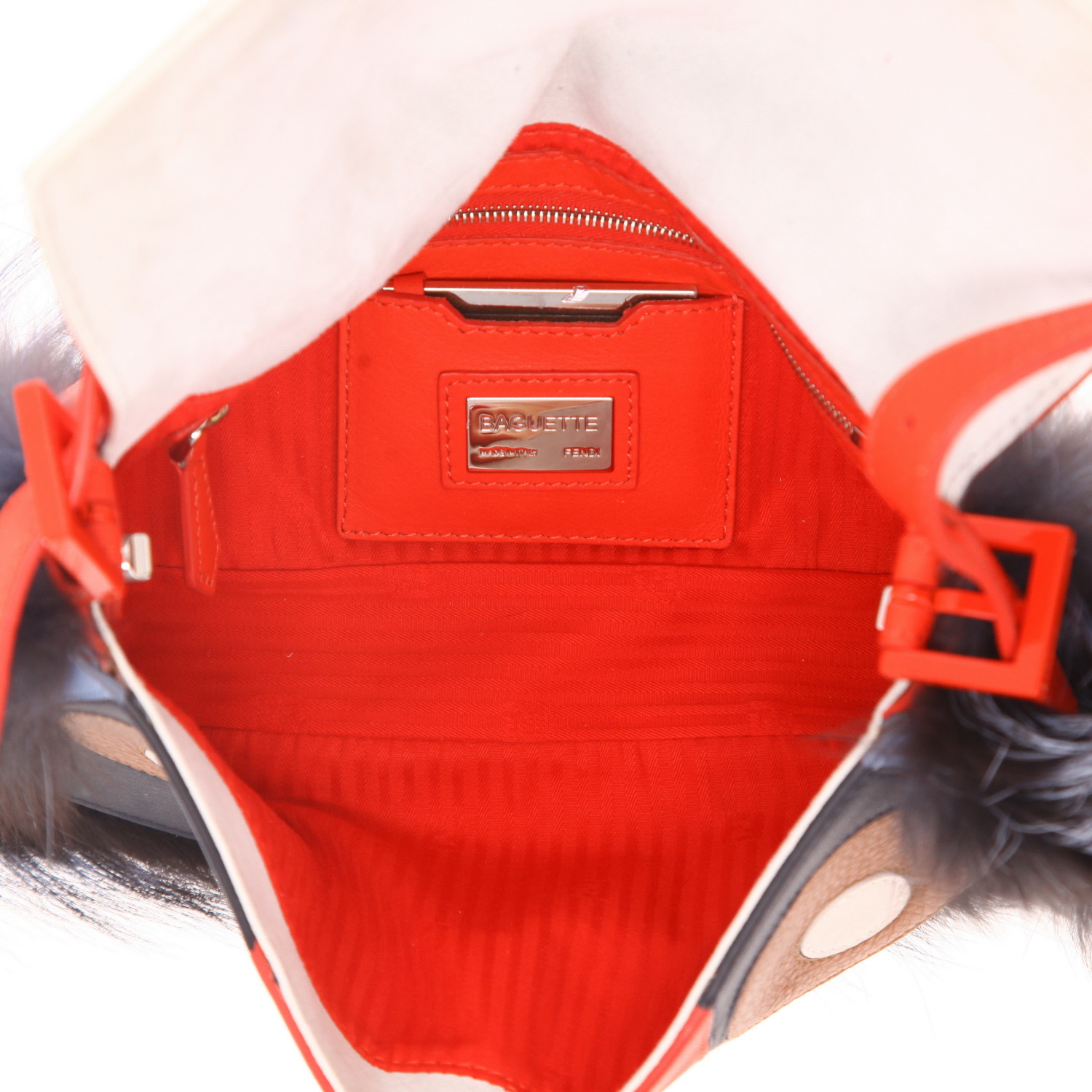 Sac à main Fendi  Baguette en cuir rouge, bleu blanc et noir et fourrure noire - Detail D3