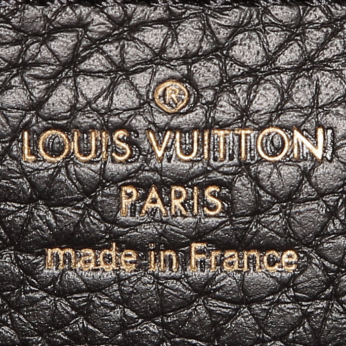 Sac à main Louis Vuitton  Capucines BB en cuir taurillon clémence noir - Detail D4