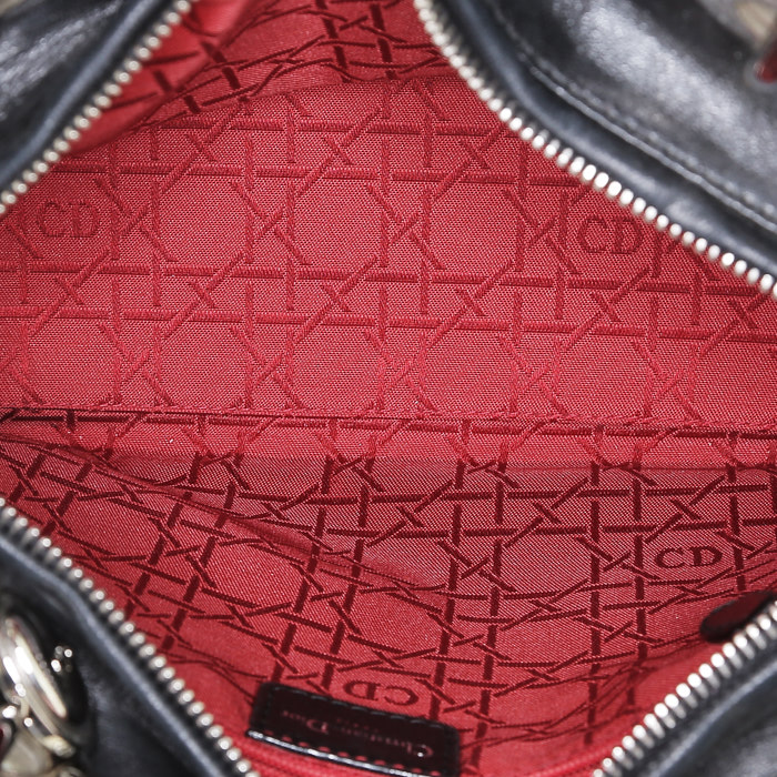 Bolso de mano Dior  Lady Dior en cuero cannage negro - Detail D3