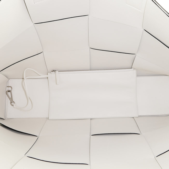 Bolso Cabás Bottega Veneta  Arco 48 en cuero intrecciato negro - Detail D2