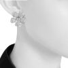 Paire de boucles d'oreilles Vintage  en or blanc et diamants - Detail D1 thumbnail