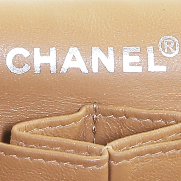 Chanel  Baguette handbag  in brown quilted canvas  and brown patent leather - Detail D3