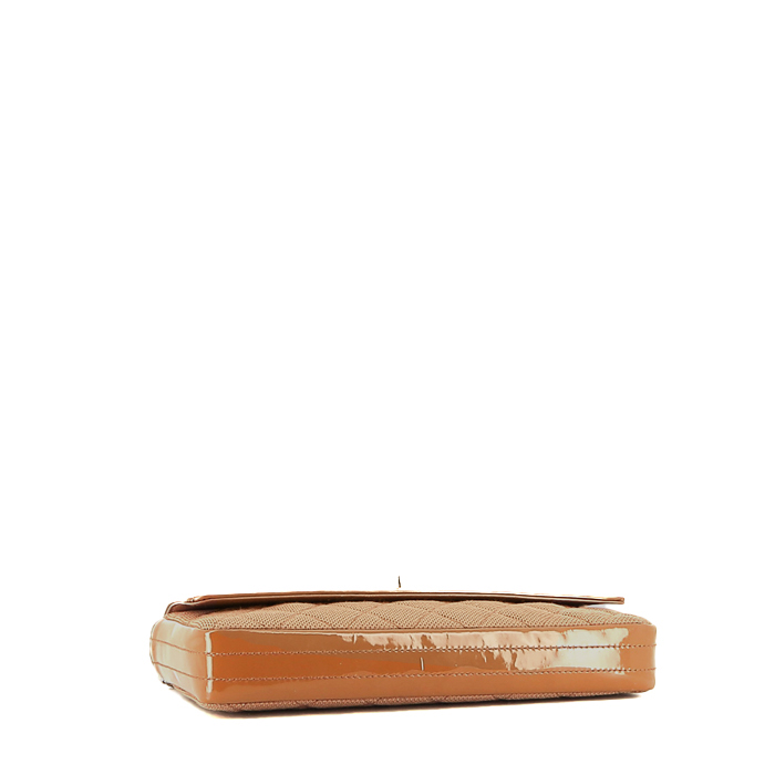 Bolso de mano Chanel  Baguette en lona acolchada marrón y charol marrón - Detail D4