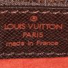 Sac cabas Louis Vuitton  Bucket en toile damier marron et cuir marron - Detail D4 thumbnail