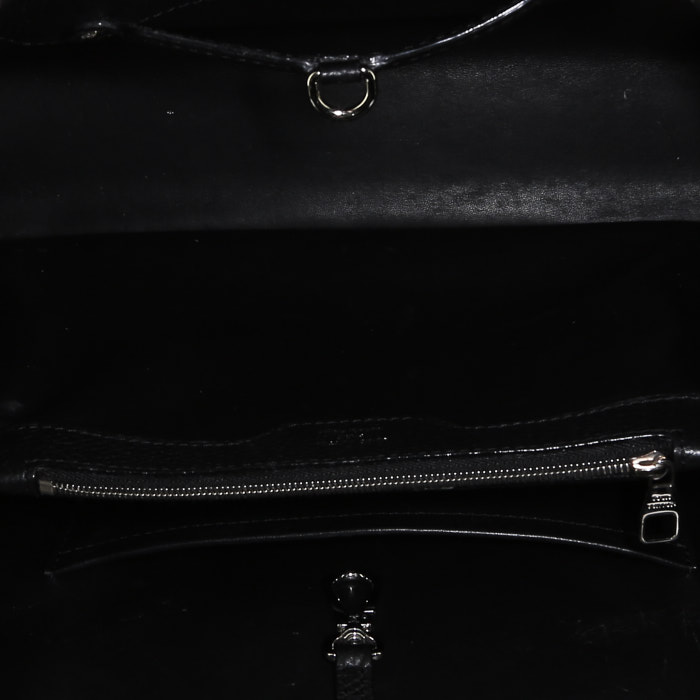 Bolso de mano Louis Vuitton  Capucines modelo grande  en cuero granulado negro - Detail D2