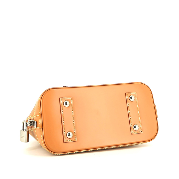 Bolso bandolera Louis Vuitton  Alma BB en cuero Epi color oro y cuero color oro - Detail D5