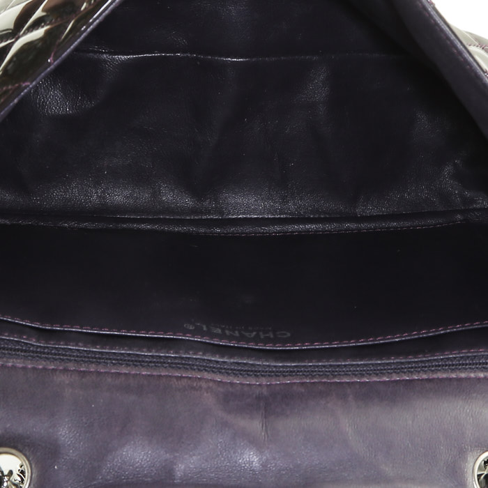 Chanel  Timeless Jumbo shoulder bag  in plum patent quilted leather - Detail D3