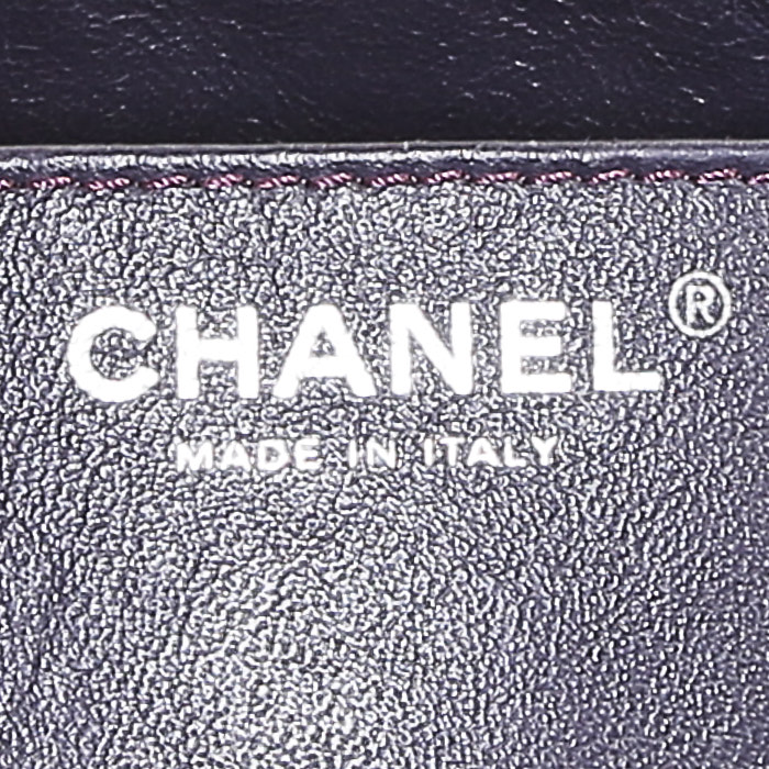 Chanel  Timeless Jumbo shoulder bag  in plum patent quilted leather - Detail D4