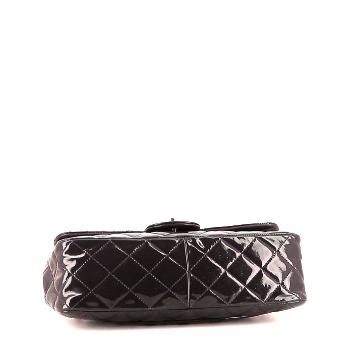 Chanel  Timeless Jumbo shoulder bag  in plum patent quilted leather - Detail D5