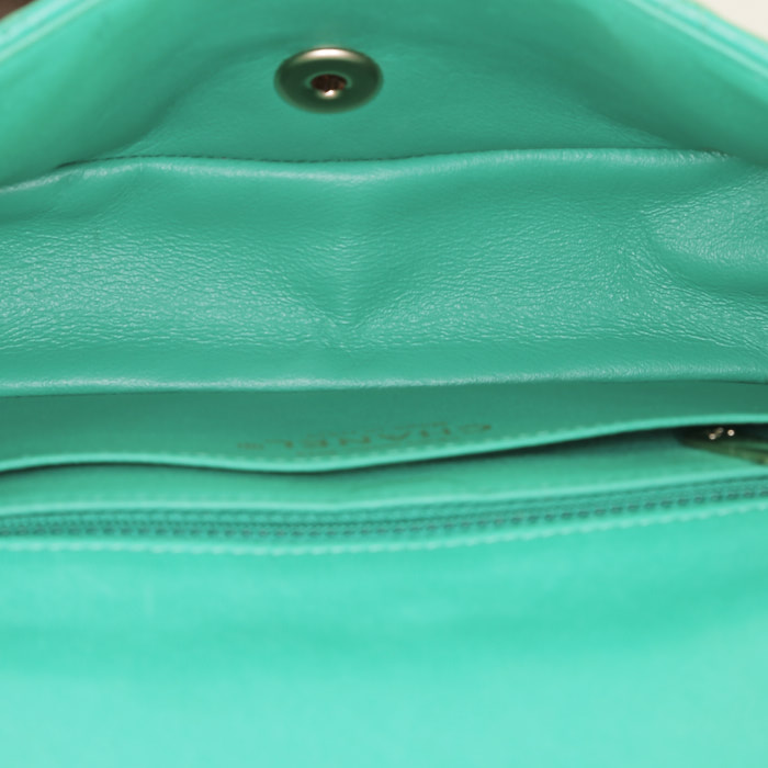 Bolso bandolera Chanel  Mini Timeless mini  en cuero acolchado verde - Detail D2