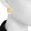Paire de boucles d'oreilles Chaumet Anneau en or jaune - Detail D1 thumbnail