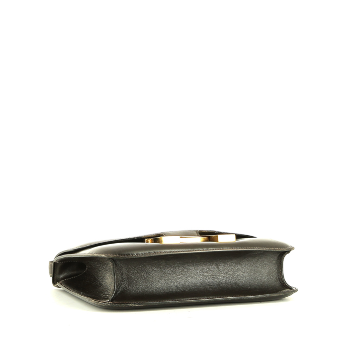 Bolso de mano Hermès  Constance en cuero box marrón chocolate - Detail D5