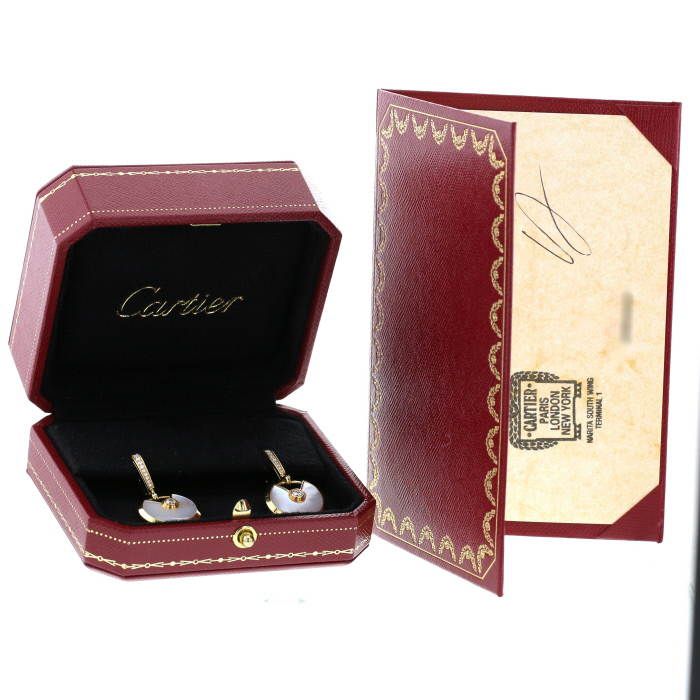 Pendientes Cartier Amulette de oro amarillo, nácar y diamantes - Detail D2