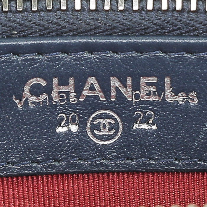 Sac bandoulière Chanel  Gabrielle Wallet on Chain en cuir matelassé bleu et noir - Detail D5