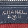 Bolso bandolera Chanel  Gabrielle Wallet on Chain en cuero acolchado azul y negro - Detail D5 thumbnail