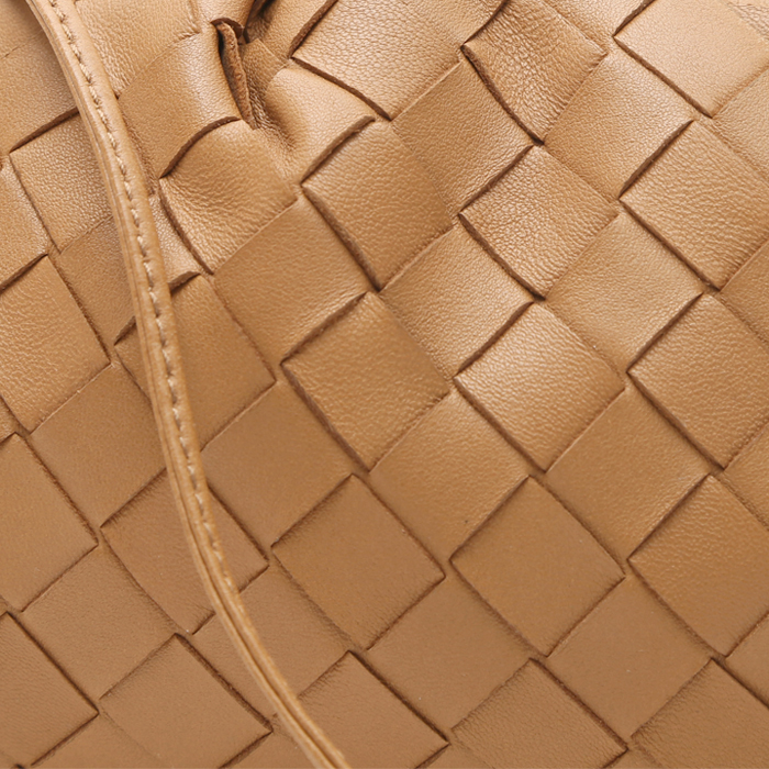 Sac/pochette Bottega Veneta  Pouch mini  en cuir intrecciato marron - Detail D1