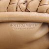 Bottega Veneta  Pouch mini  handbag/clutch  in brown intrecciato leather - Detail D4 thumbnail