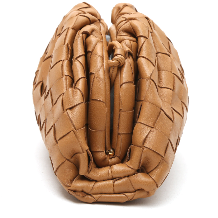 Bolso/bolsito Bottega Veneta  Pouch mini  en cuero intrecciato marrón - Detail D6