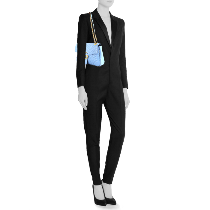 Bolso bandolera Gucci  GG Marmont modelo grande  en cuero acolchado azul - Detail D1