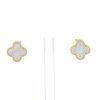 Paire de boucles d'oreilles Van Cleef & Arpels Alhambra Vintage en or jaune et nacre - 360 thumbnail