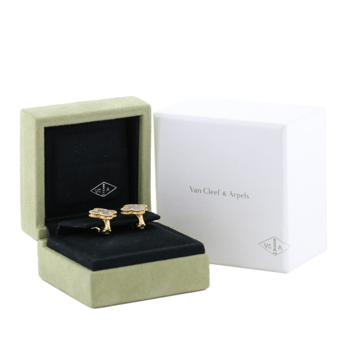 Paire de boucles d'oreilles Van Cleef & Arpels Alhambra Vintage en or jaune et nacre - Detail D2