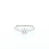 Bague solitaire Tiffany & Co  en platine et diamant (0,61 carat) - 360 thumbnail