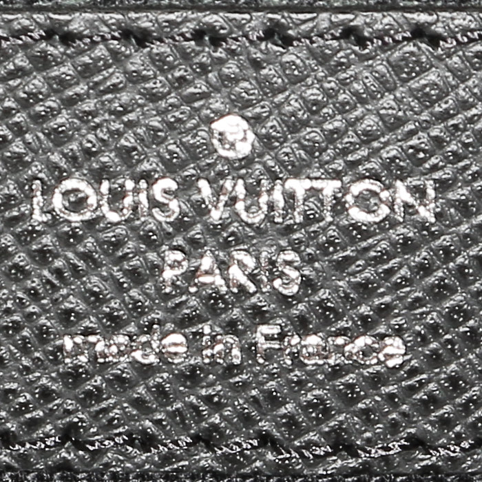 Louis Vuitton  Valise rigid suitcase  in black taiga leather - Detail D3